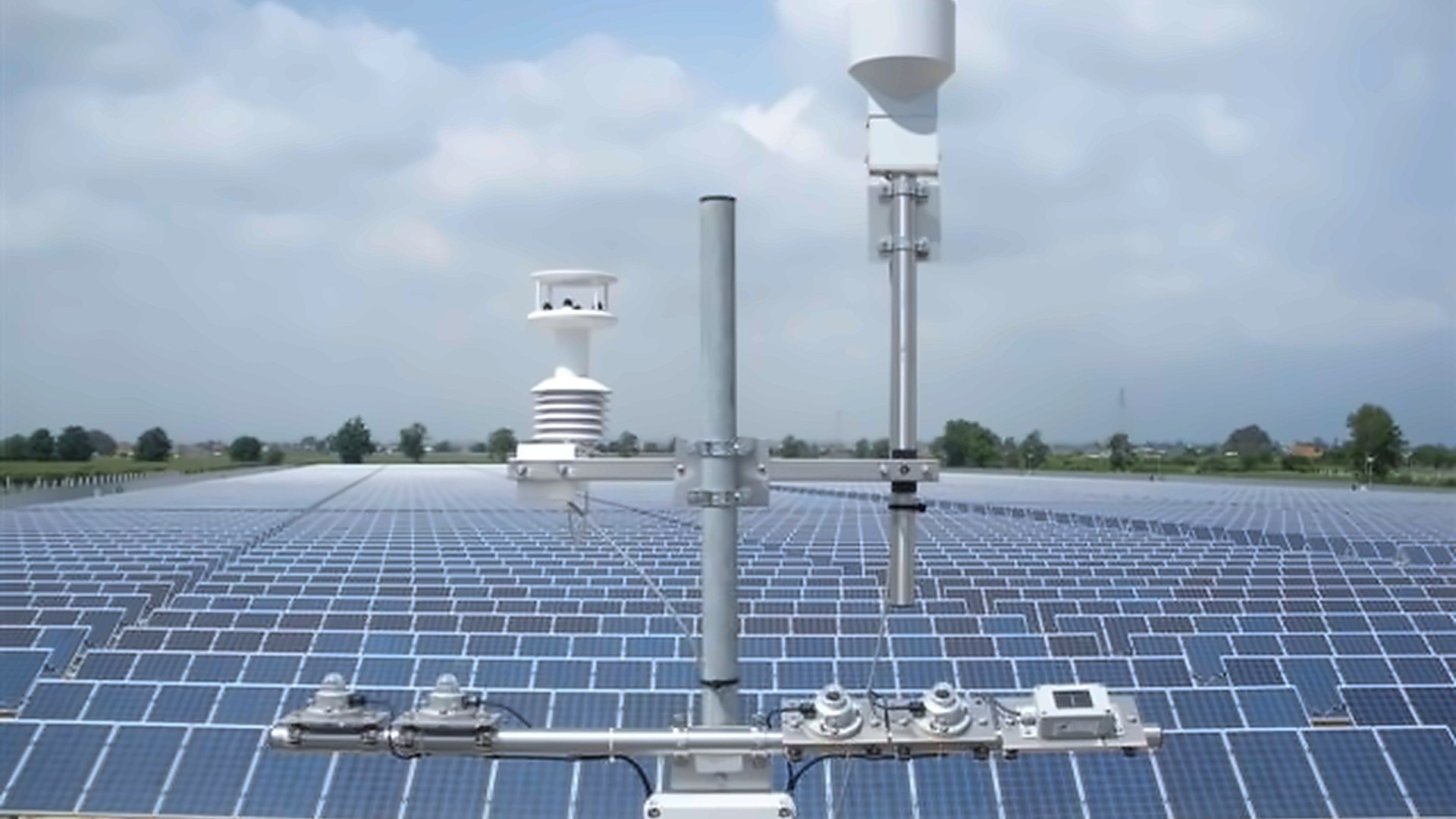 Gill MaxiMet weather station installed at a solar farm